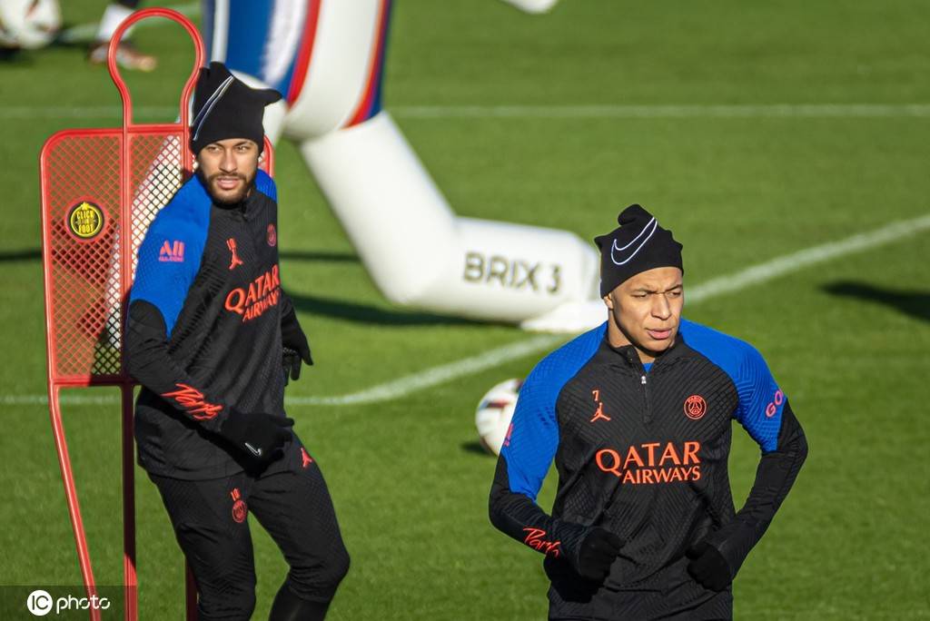 集结日夏洛特黄蜂备战法甲，防线松动细节曝光，质疑声仍在，资深球员宣示担当的简单介绍