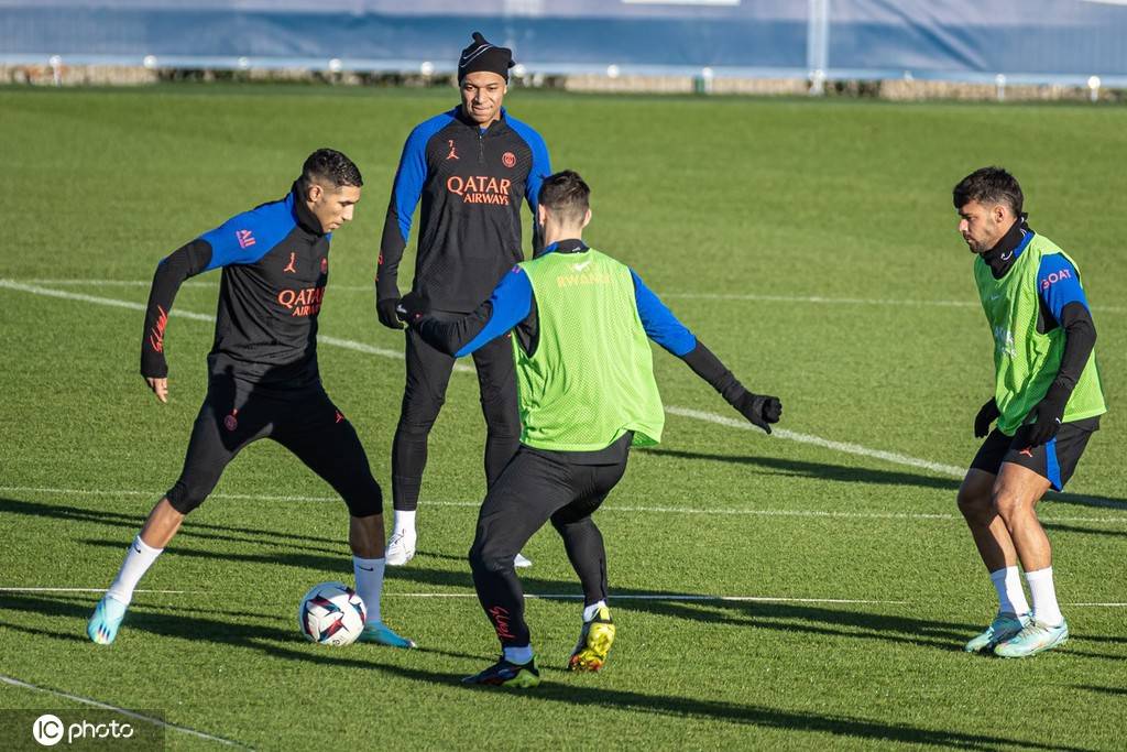 集结日夏洛特黄蜂备战法甲，防线松动细节曝光，质疑声仍在，资深球员宣示担当的简单介绍