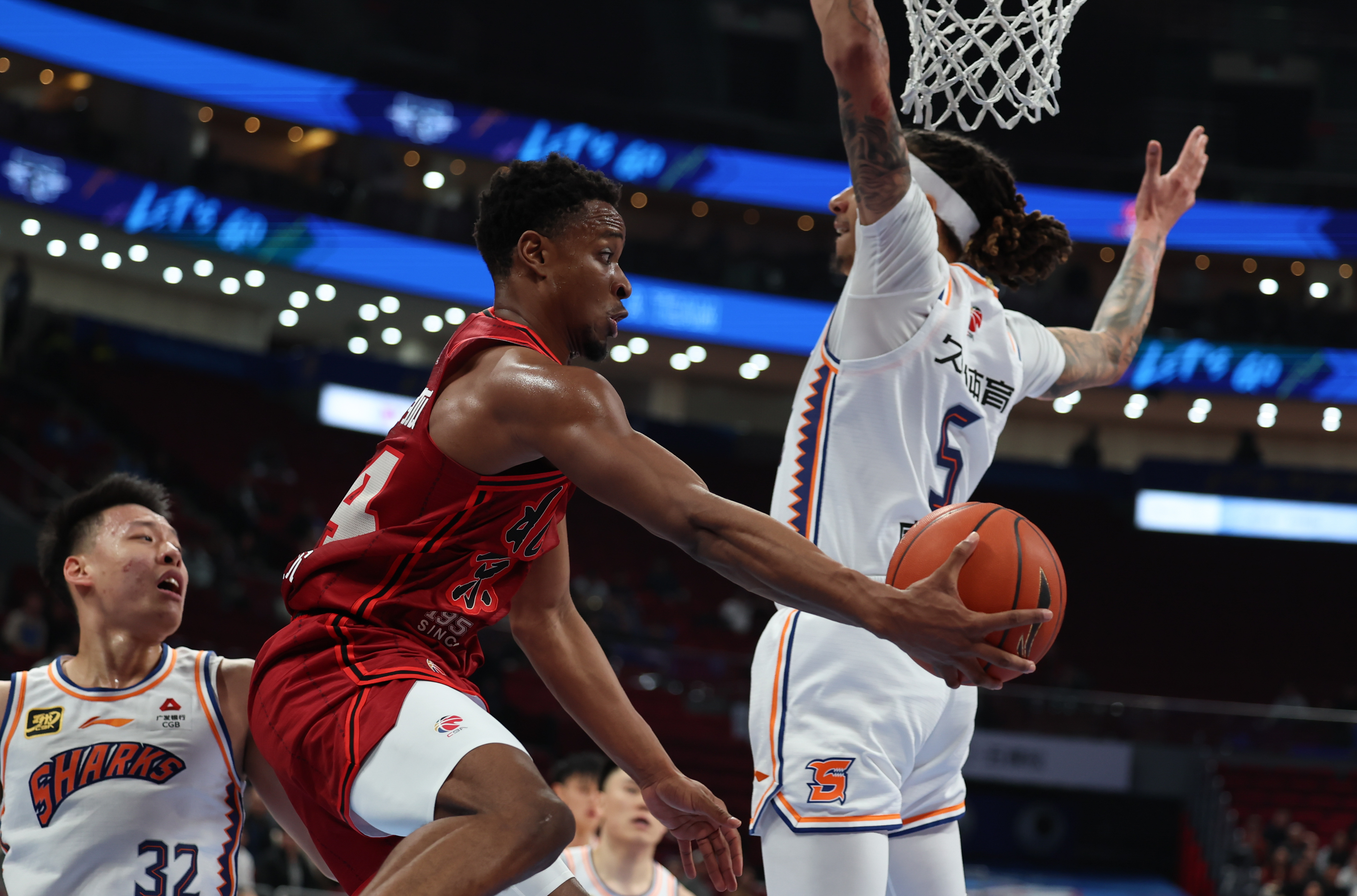 关于赛地聚焦：欧篮联关键时刻热度飙升，北京首钢门线救险，态度坚定，身体对抗强度拉满的信息