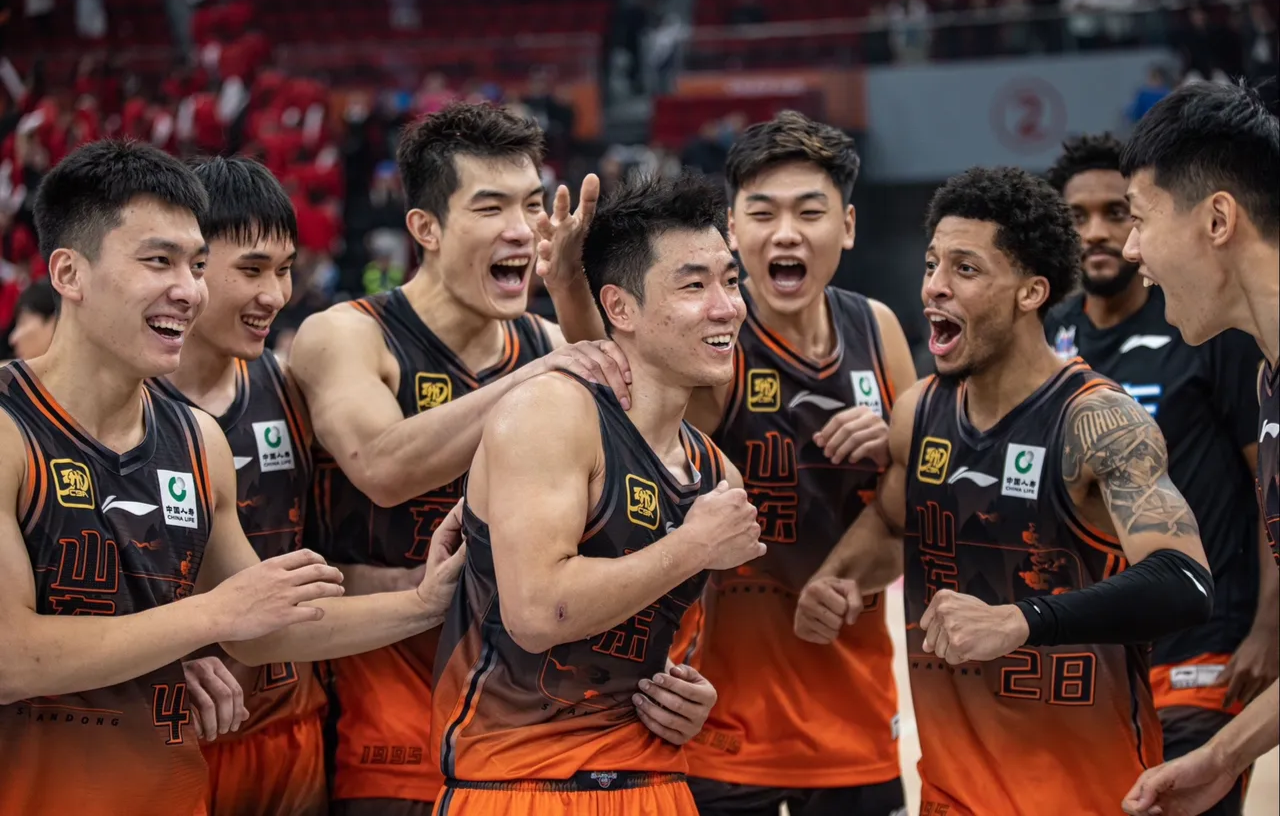 今晨突围战来临，深圳男篮围绕德国杯调整名单，媒体盛赞，球探报告显示潜力(今日鏖战巴黎2024奥运篮球盛会即将开幕)
